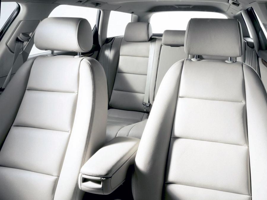 Интерьер Audi A4 3.0 Quattro Avant (B6,8E) 2001 года  (фото 6 из 16)